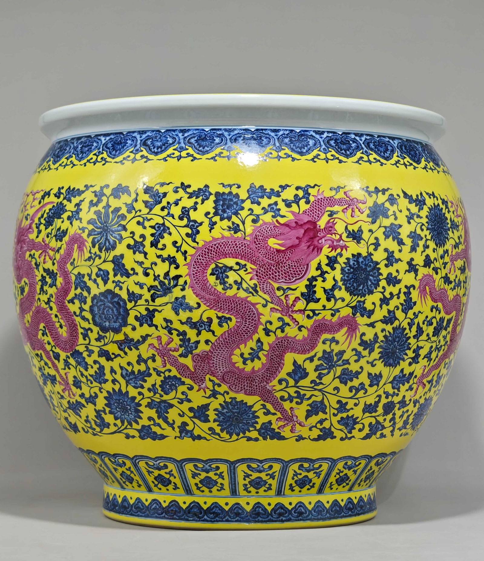 A jar with a yellow background, blue and white decoration and rouge red five-dragon pattern. It is: It is 42.5 cm high and 43.5 cm in diameter.It is 42.5 cm high and 43.5 cm in diameter.