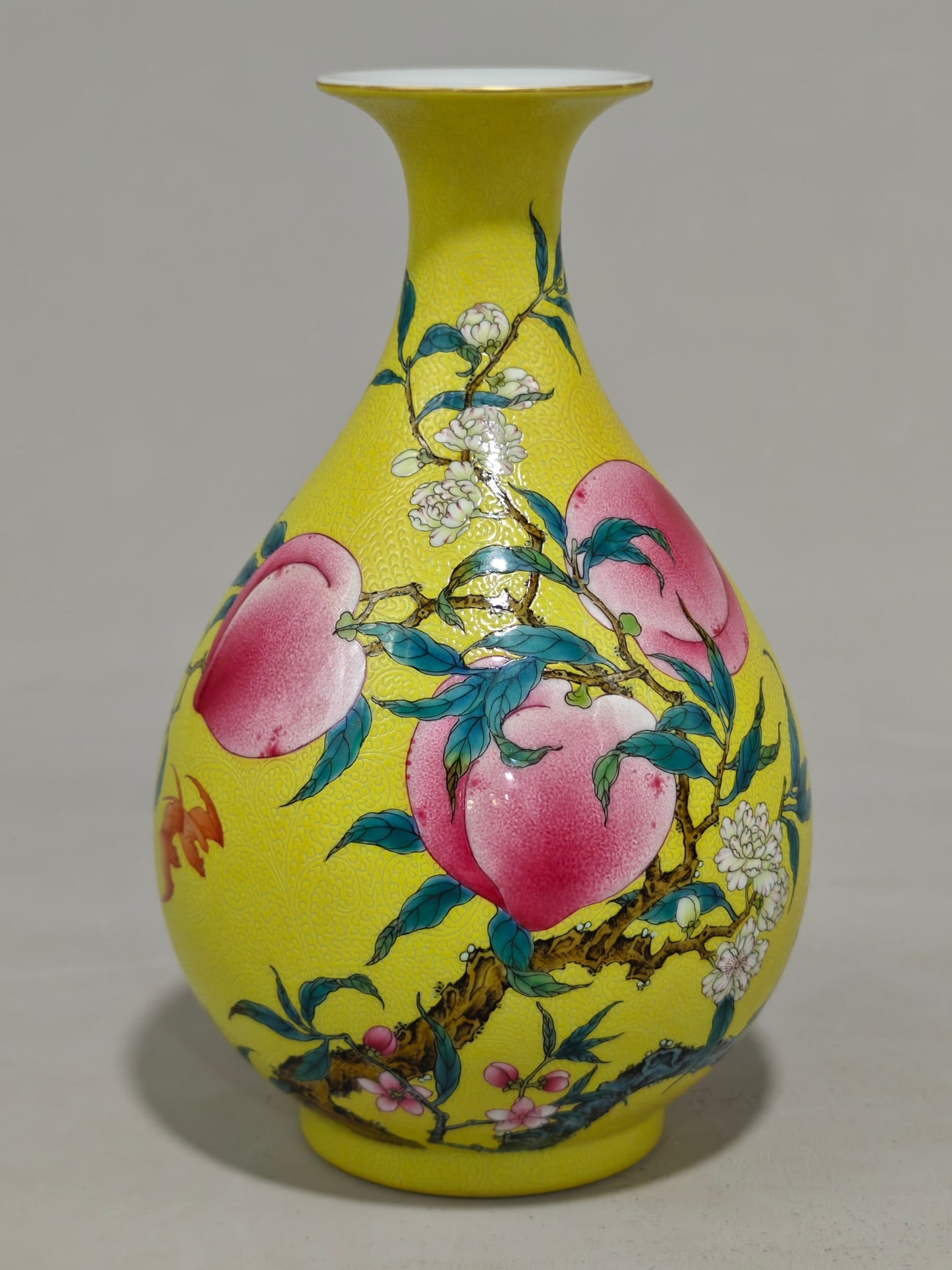 A jade-shaped vase with a yellow background and five peach patterns, made in the Yongzheng period of: . It is 19.5 cm high and 12 cm in diameter.It is 19.5 cm high and 12 cm in diameter.