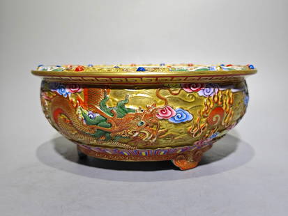 Made in the Qianlong Period, a three-legged narcissus plate with a double dragon playing with a: height: 9cm, diameter: 21cm