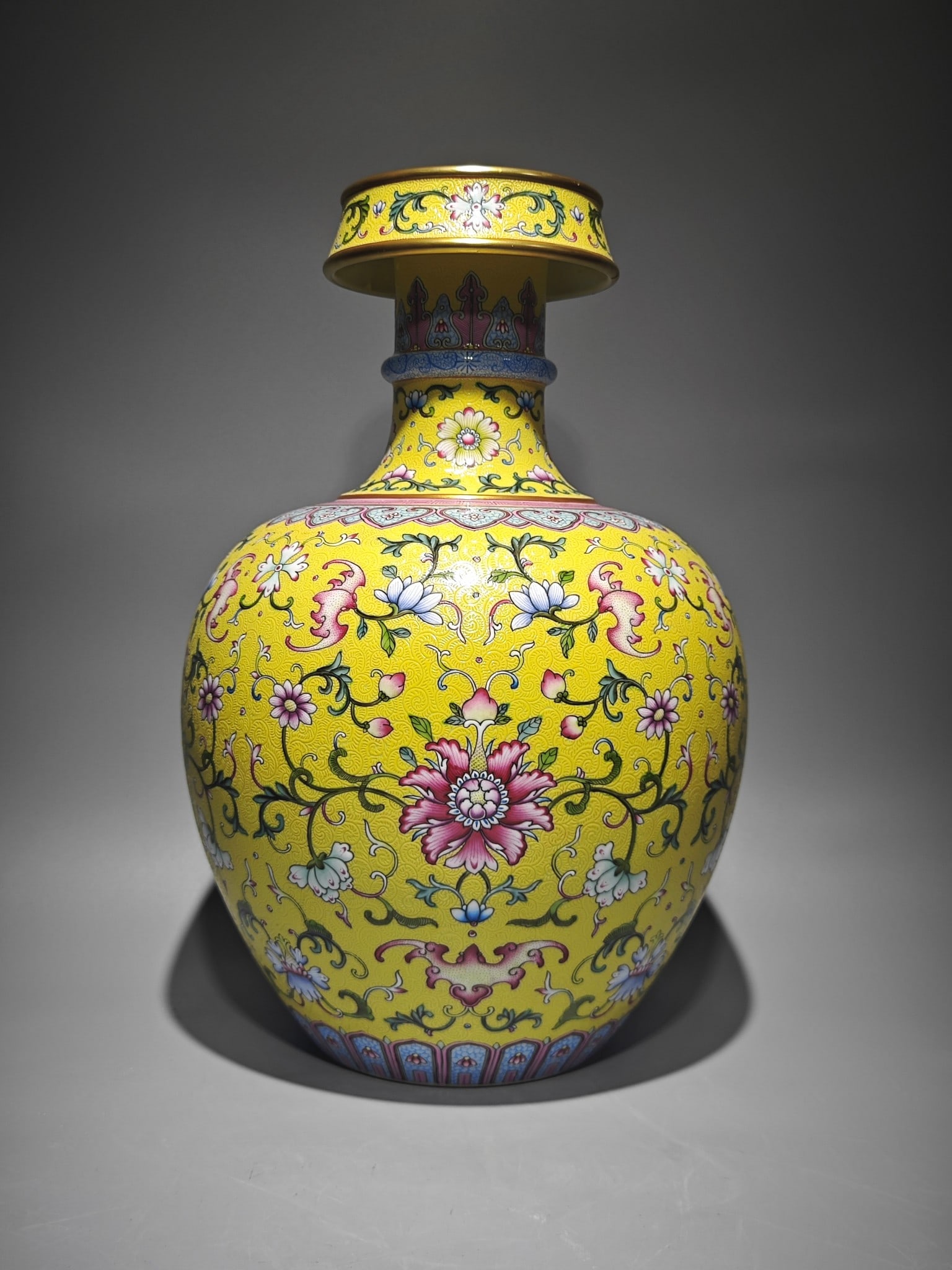 Made in the Qianlong Period of the Qing Dynasty, an enameled yellow ground fortune-telling flask: height: 36.8cm, belly diameter: 25cm