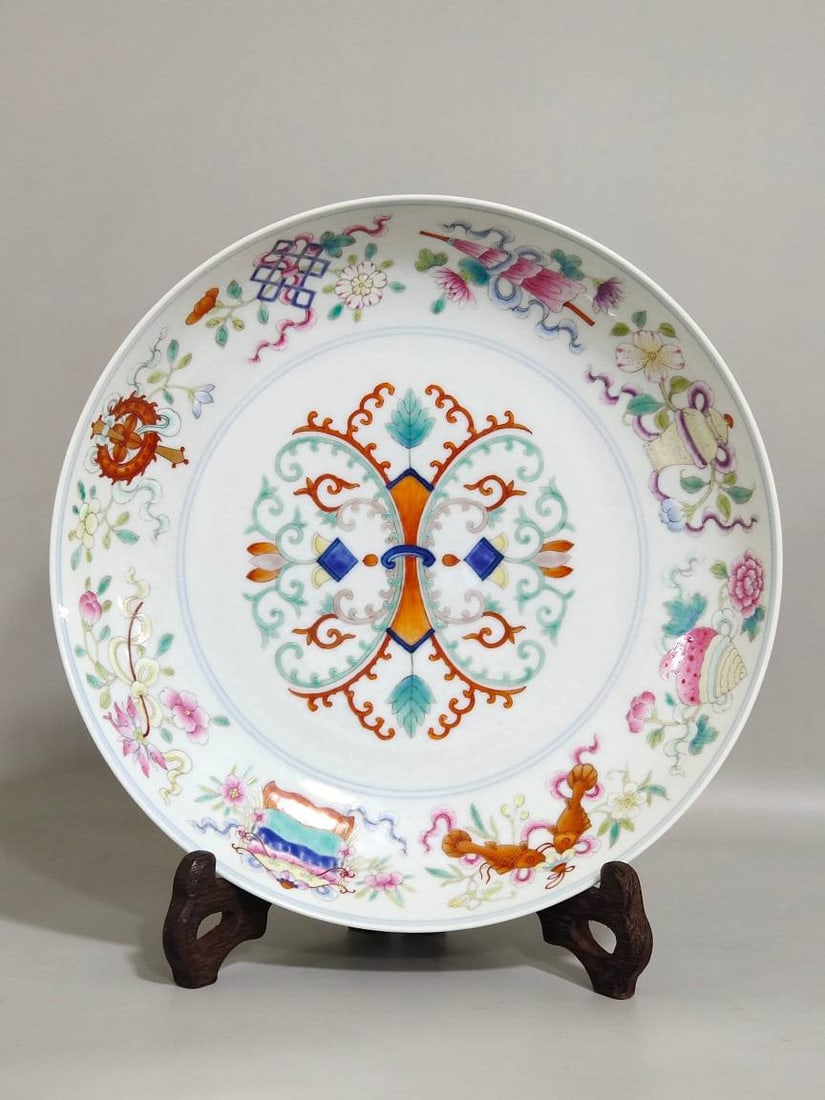 A Qing Dynasty Tongzhi period eight-treasure plate with a winter motif: A Qing Dynasty Tongzhi period eight-treasure plate with a winter motif, 4.2 cm high and 20.8 cm in diameter.