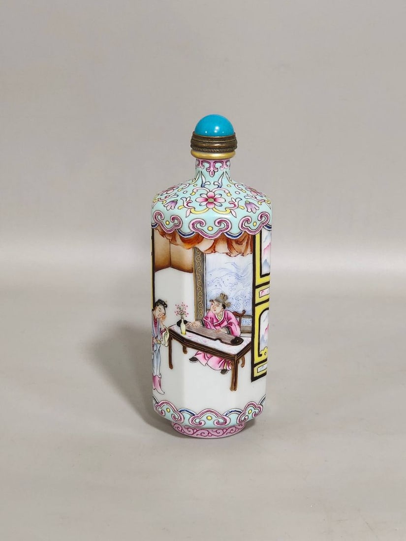 A Qing Dynasty Qianlong period green-ground snuff bottle with figures and stories (1 of 7)