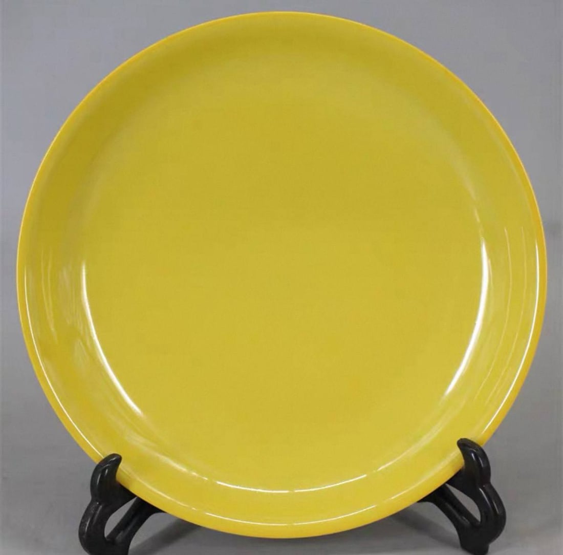 Lemon-yellow glazed plate made during the Yongzheng period of the Qing Dynasty: height:4.3cm diameter:20.5cm