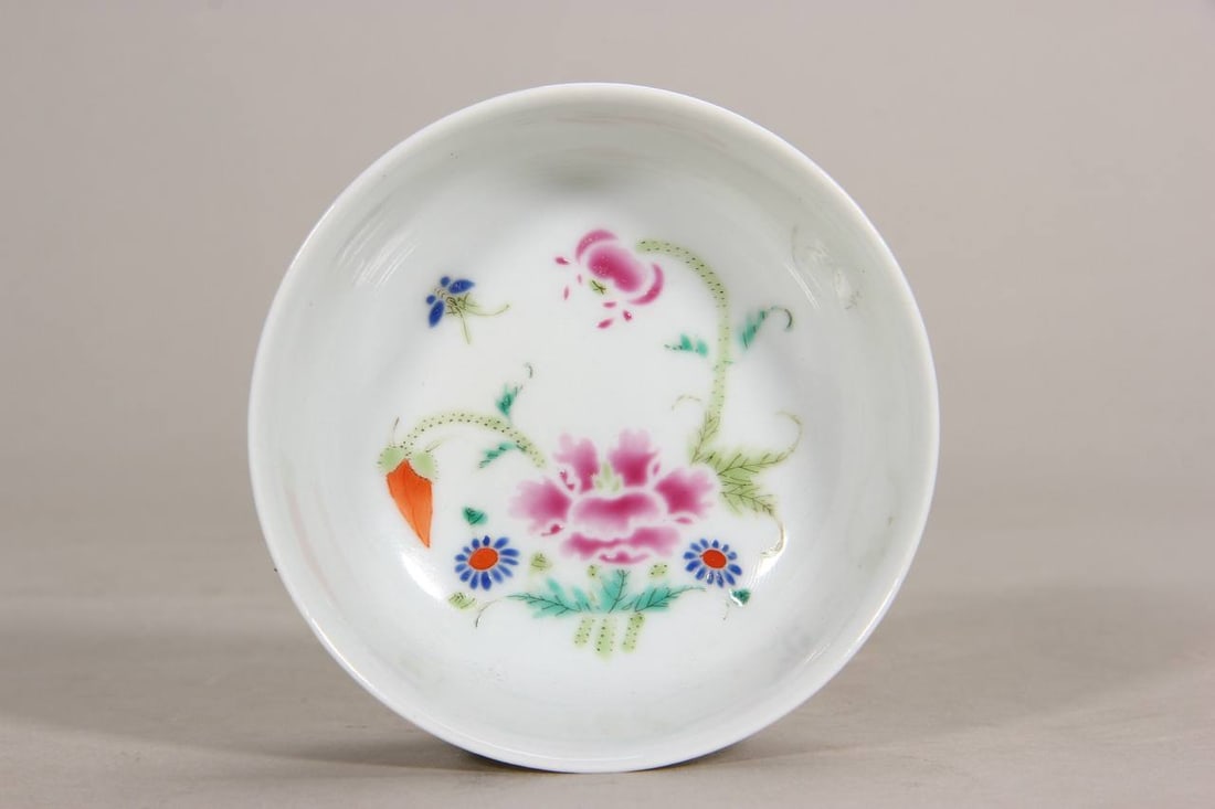 A small famille rose floral dish from the Yongzheng period: A small famille rose floral dish from the Yongzheng period of the Qing dynasty. Height: 2.9 cm; Diameter: 8.4 cm.