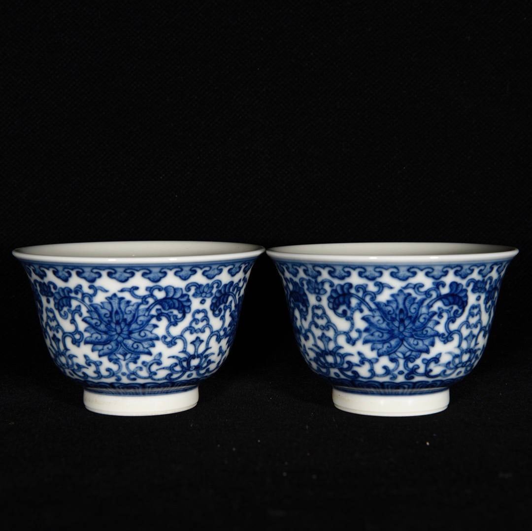 A blue and white porcelain bowl with a scrolling floral design: A blue and white porcelain bowl with a scrolling floral design from the Yongzheng period of the Qing dynasty, measuring 4.5 x 9 cm.