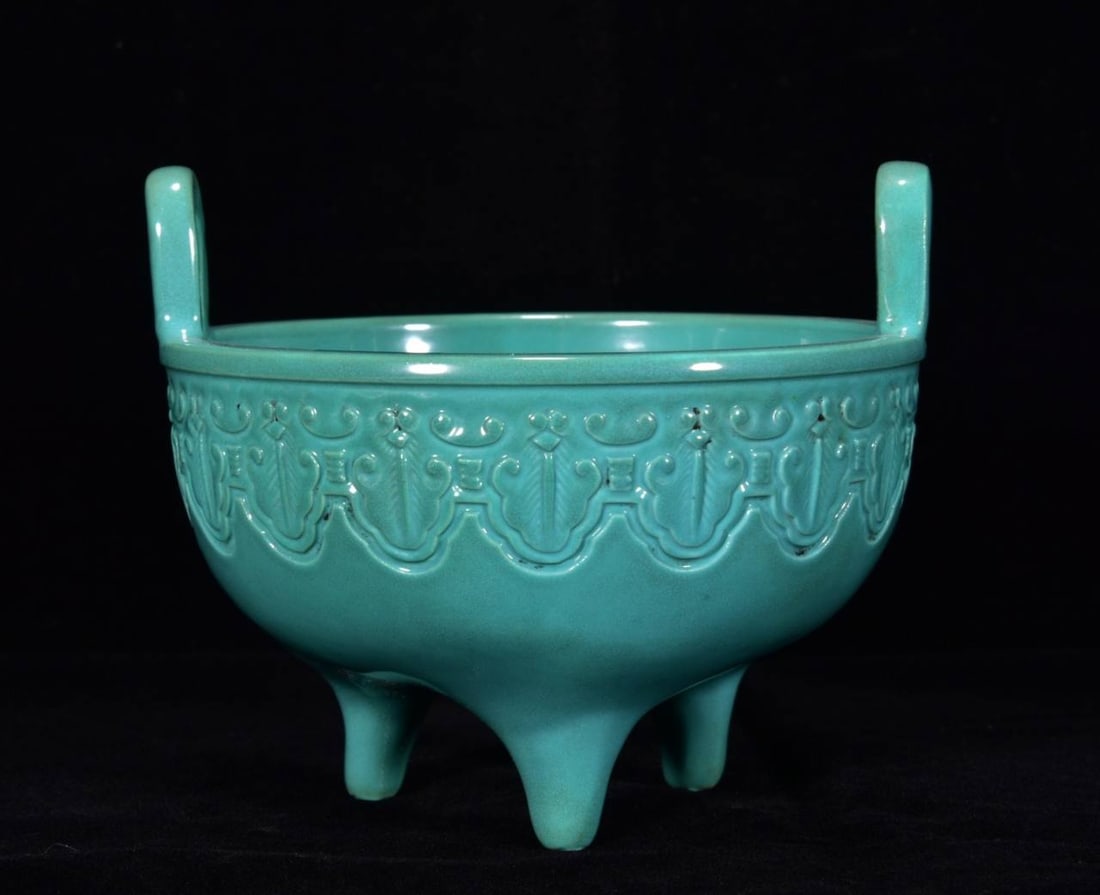 A three-legged censer with turquoise glaze carving, dating from the Qianlong period: A three-legged censer with turquoise glaze carving, dating from the Qianlong period of the Qing Dynasty, measuring 10*12cm,