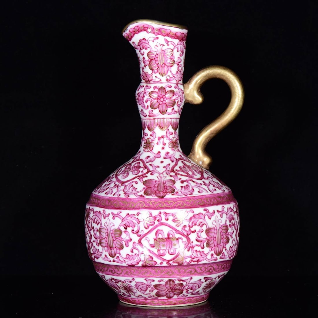 A Qing Dynasty Qianlong period rouge-red ewer with gilt decoration of the Eight Immortals: A Qing Dynasty Qianlong period rouge-red ewer with gilt decoration of the Eight Immortals, 25*13cm,