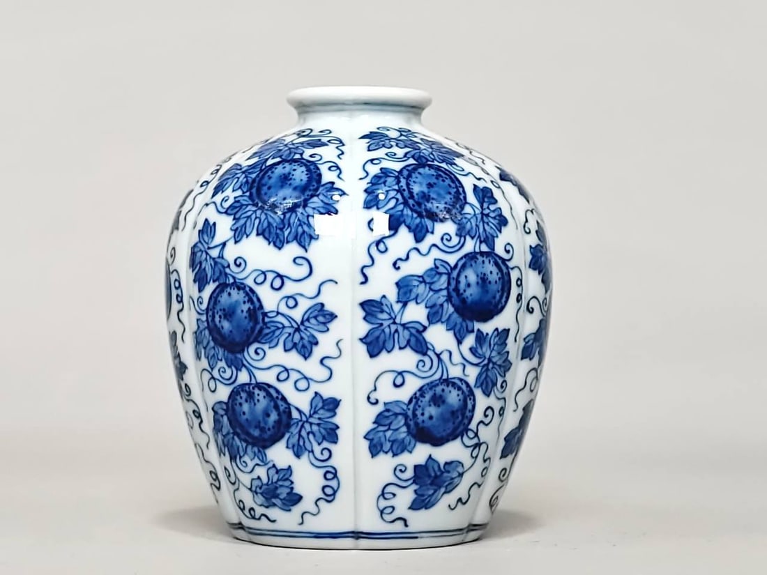 A blue and white porcelain melon and butterfly design: A blue and white porcelain melon and butterfly design with the mark of the Yongzheng period of the Qing Dynasty, washed with fine lines. It is 11 cm high and 10 cm in diameter.