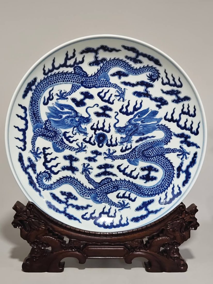 A blue and white porcelain plate with a dragon and pearl design: A blue and white porcelain plate with a dragon and pearl design, bearing the mark of the Xuantong reign of the Qing Dynasty. It measures 6.5 cm in height and 34.5 cm in diameter.