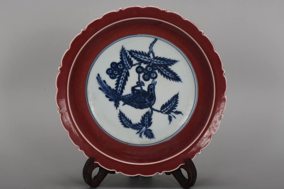 A Ming Dynasty Xuande period red and blue lotus-shaped plate: A Ming Dynasty Xuande period red and blue lotus-shaped plate, 4.8 cm high and 22 cm in diameter.