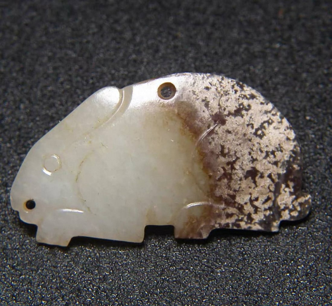 Han Dynasty Hetian jade rabbit pendant with chicken-bone white and grayish-white patina