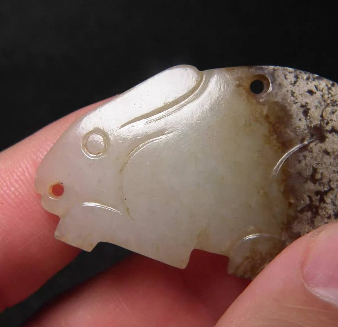 Han Dynasty Hetian jade rabbit pendant with chicken-bone white and grayish-white patina - 3