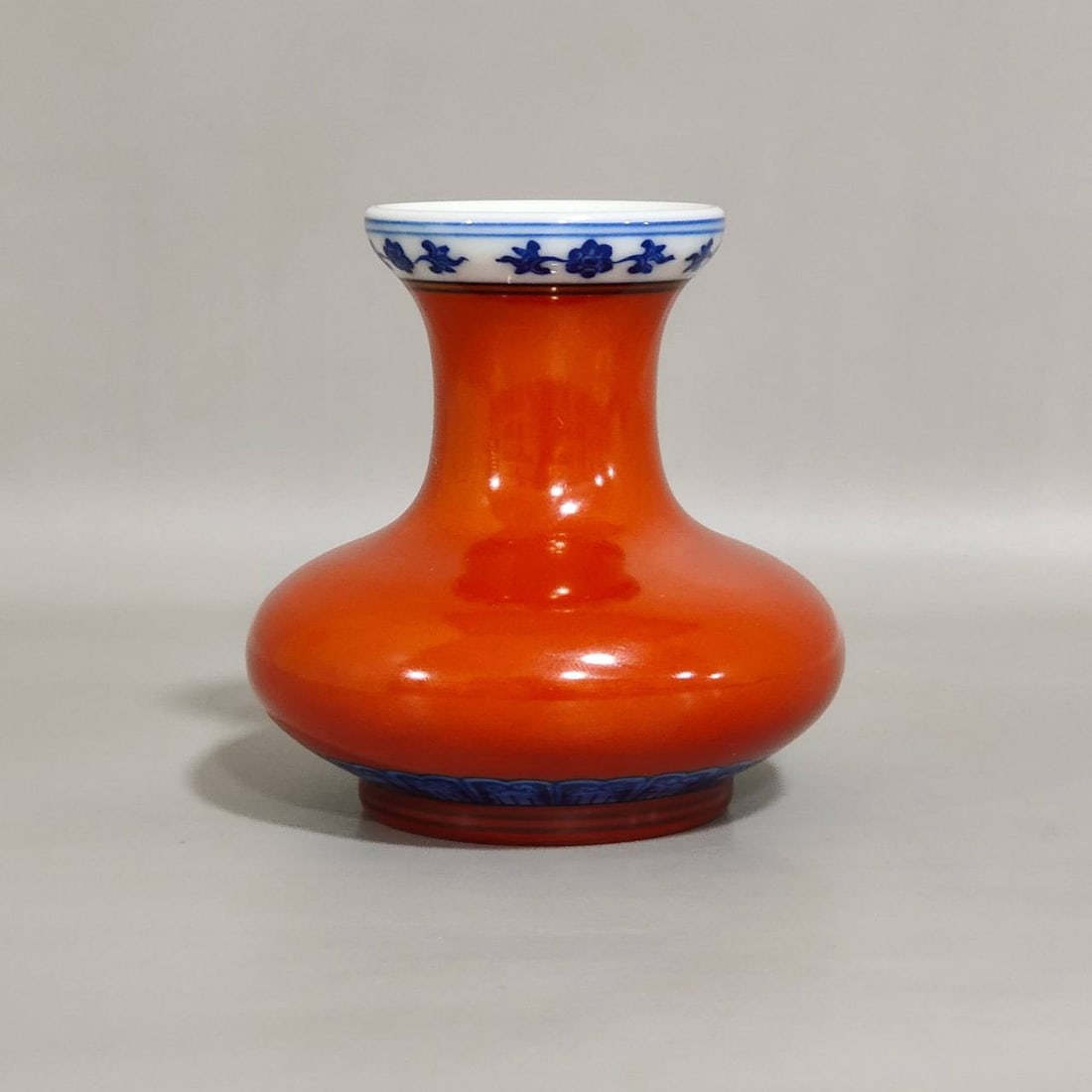 A small coral-red vase with blue and white floral rim from the Yongzheng period of the Qing Dynasty (1 of 7)