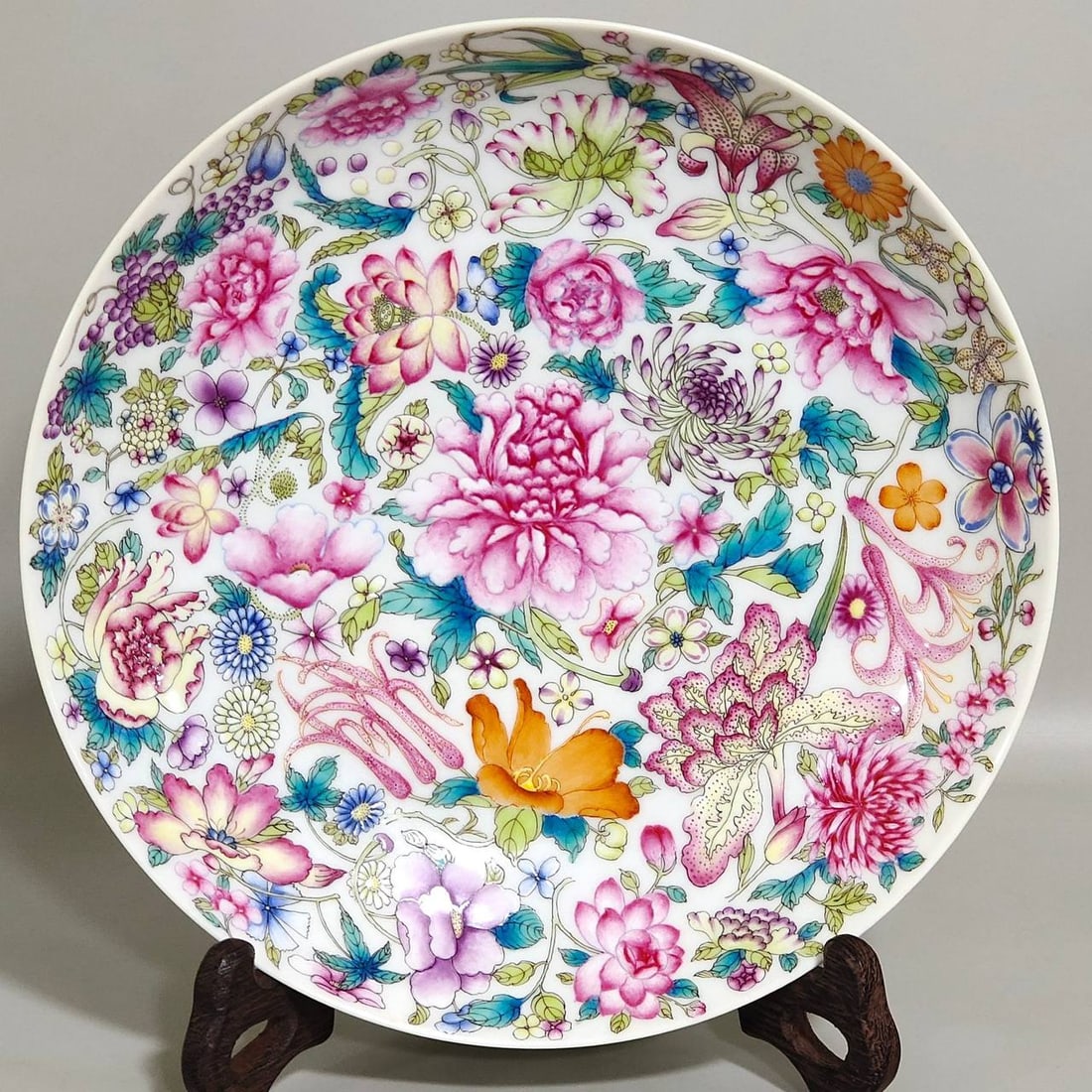 A Qing Dynasty Yongzheng period lemon-yellow floral-patterned plate: A Qing Dynasty Yongzheng period lemon-yellow floral-patterned plate, 3.7 cm high and 20 cm in diameter.
