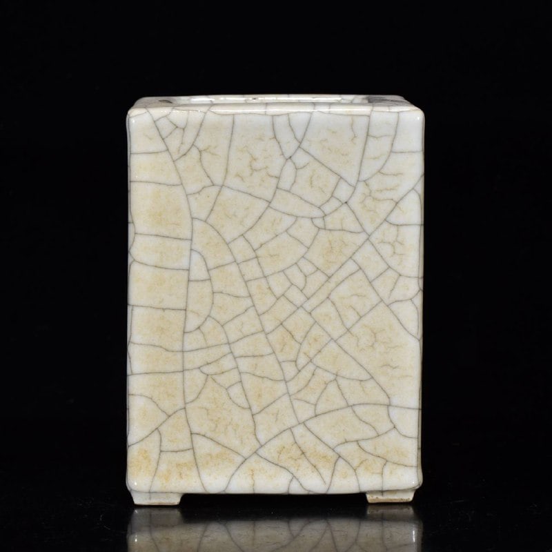A square brush holder with crackle glaze from the Qianlong period of the Qing Dynasty: A square brush holder with crackle glaze from the Qianlong period of the Qing Dynasty, measuring 17*12 cm.