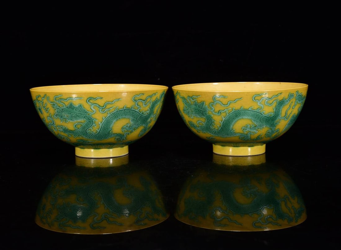 A plain-painted dragon and phoenix bowl from the Kangxi period of the Qing dynasty: A plain-painted dragon and phoenix bowl from the Kangxi period of the Qing dynasty, measuring 6.5 x 13 cm.