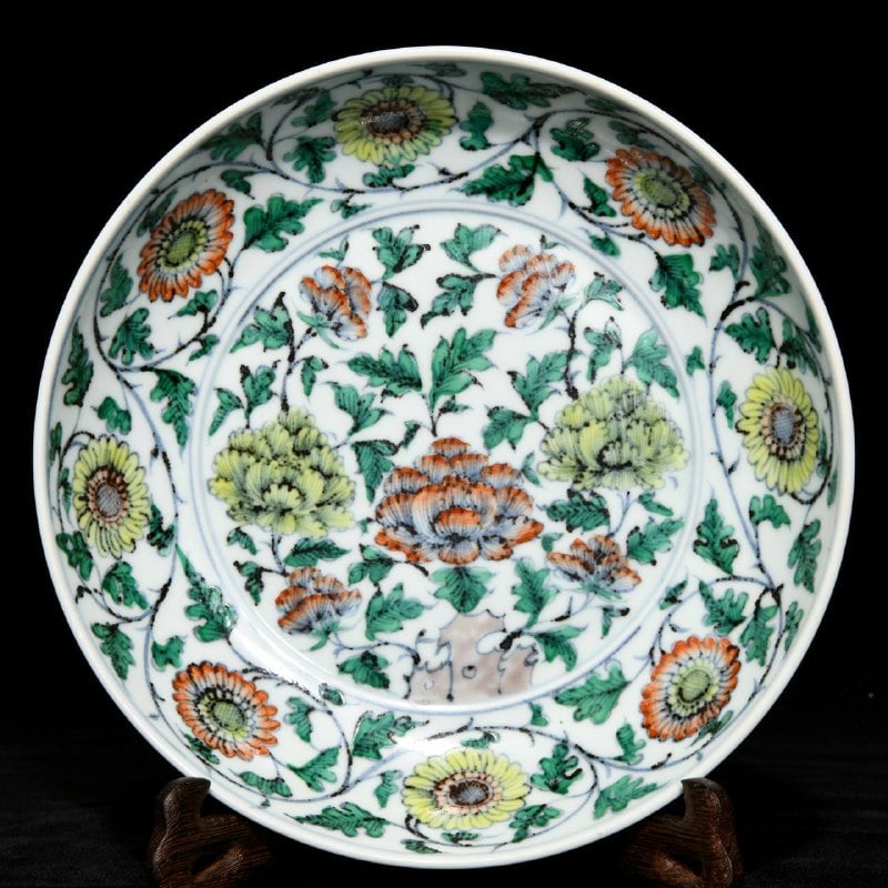 A Ming Hongwu period blue and white doucai plate with a design of intertwined floral scrolls: A Ming Hongwu period blue and white doucai plate with a design of intertwined floral scrolls, 4.7cm high and 21.2cm in diameter.