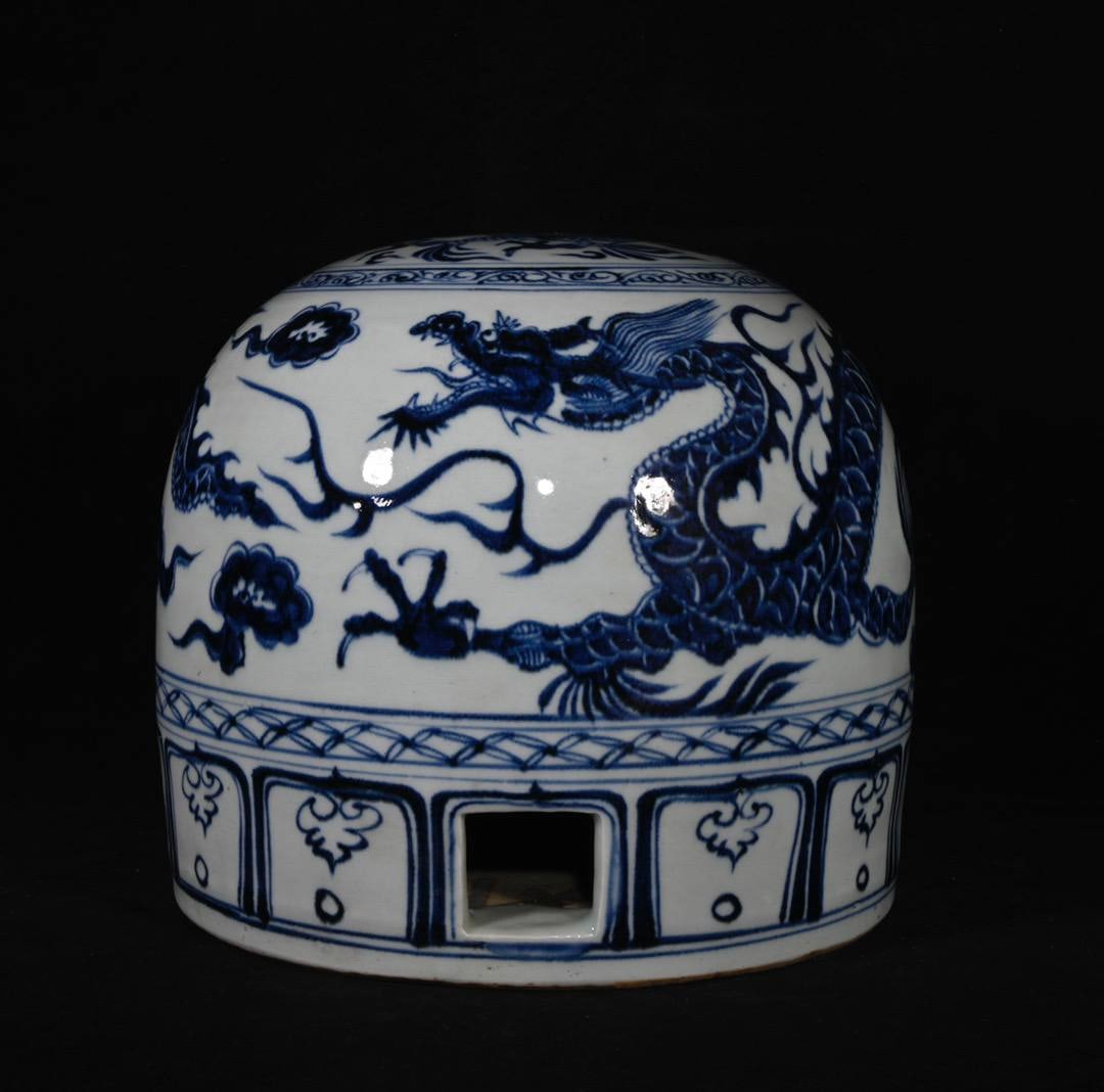 Yuan Dynasty blue and white porcelain yurt with dragon design: Yuan Dynasty blue and white porcelain yurt with dragon design, 22 x 23 cm high