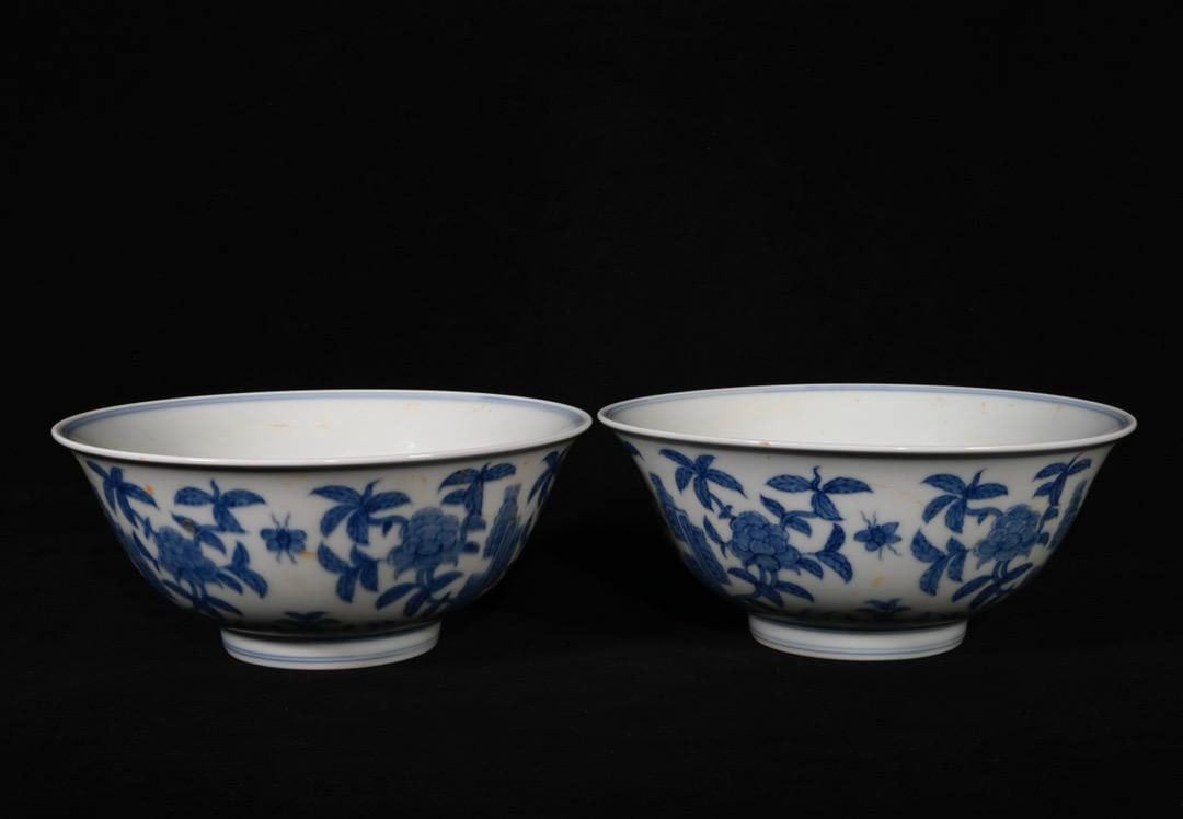 A pair of blue-and-white porcelain palace bowls: A pair of blue-and-white porcelain palace bowls with Shoushan stone and camellia design, made during the Chenghua period of the Ming Dynasty, measuring 6.8 x 15 cm in height.