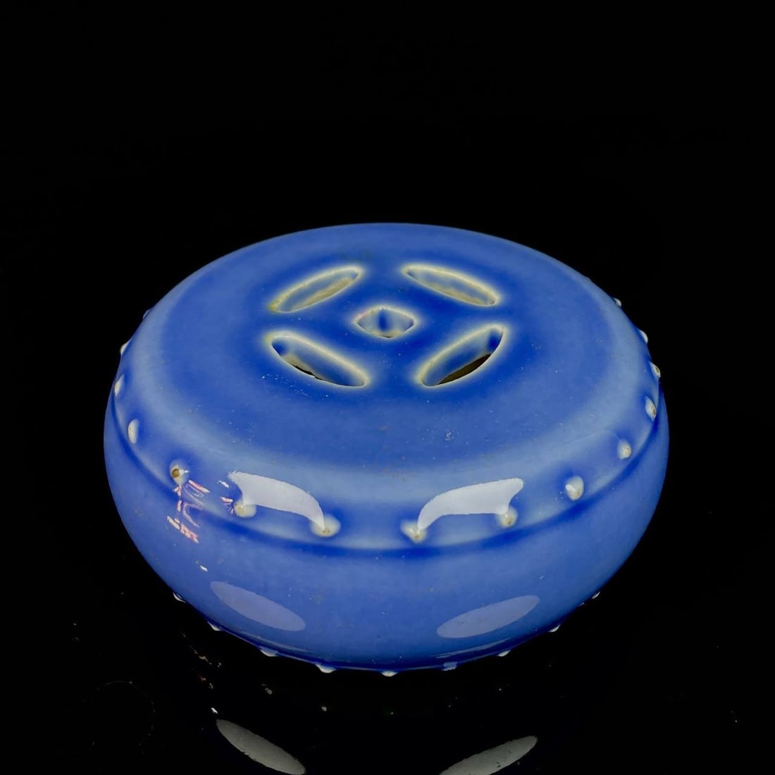 Made in the Kangxi reign of the Qing Dynasty. A paperweight: Made in the Kangxi reign of the Qing Dynasty. A paperweight measuring 1 foot in height (4 cm) and width (10 cm).
