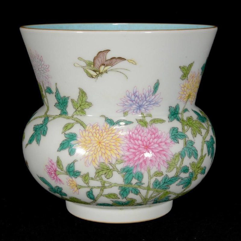 A flower drum with floral design, Qing Dynasty, Qianlong period: A flower drum with floral design, Qing Dynasty, Qianlong period, 14×14.5 cm.