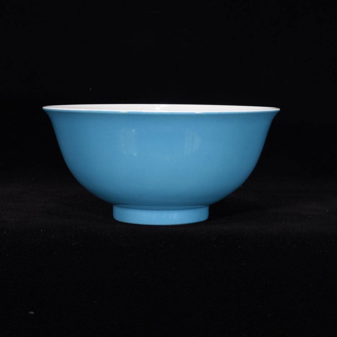 A monochrome glazed bowl with figure and story design from the Yongzheng period: A monochrome glazed bowl with figure and story design from the Yongzheng period of the Qing dynasty, measuring 7×15 cm.