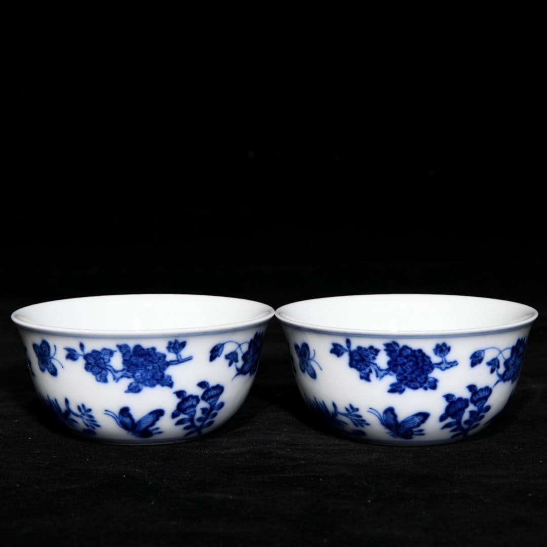 A Qianlong blue and white porcelain cups with a floral and butterfly design: A Qianlong blue and white porcelain cups with a floral and butterfly design, 4cm high and 8.5cm in diameter.