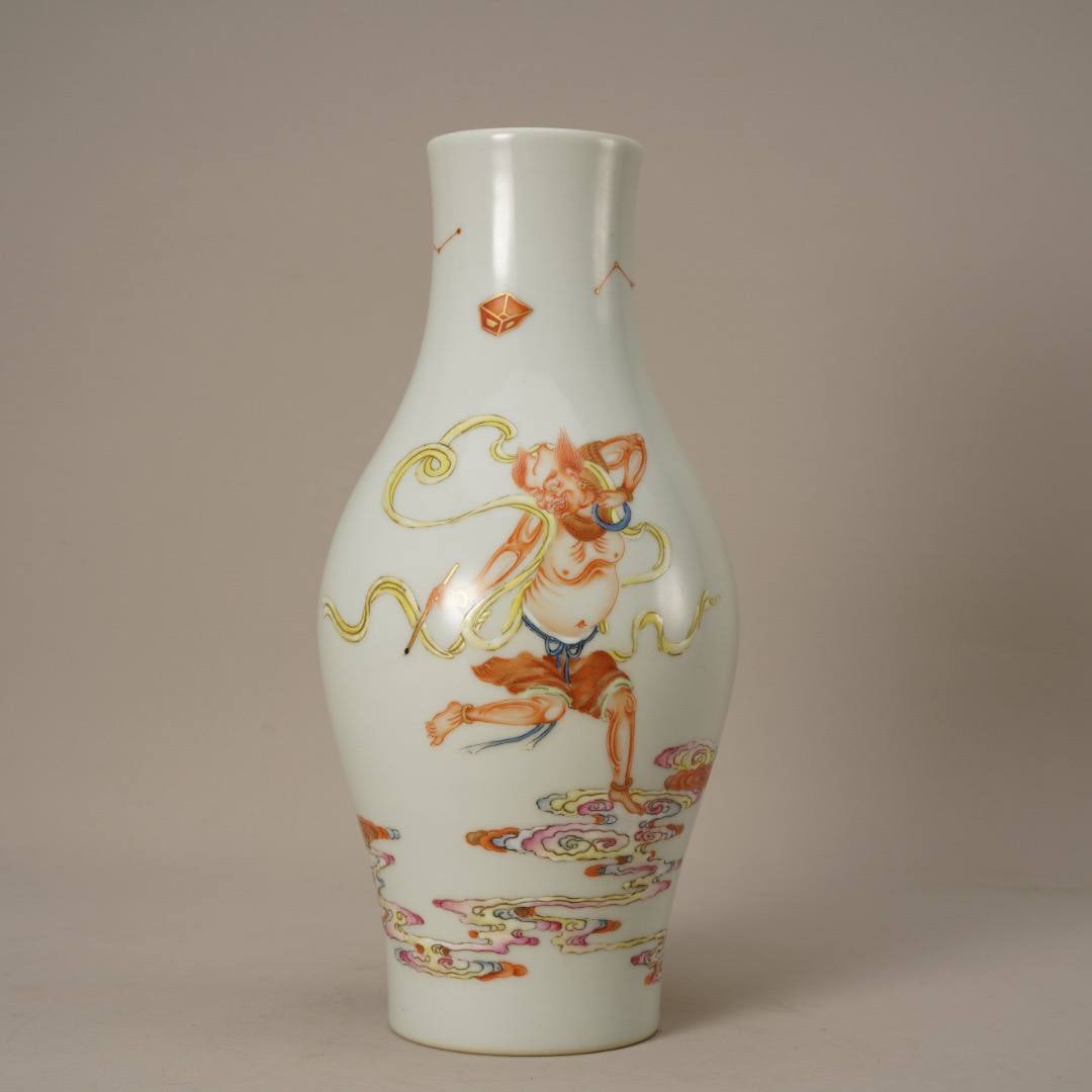 Vanadium red famille rose vase with Luohan painting: Vanadium red famille rose vase with Luohan paintingSize: 9*17cm