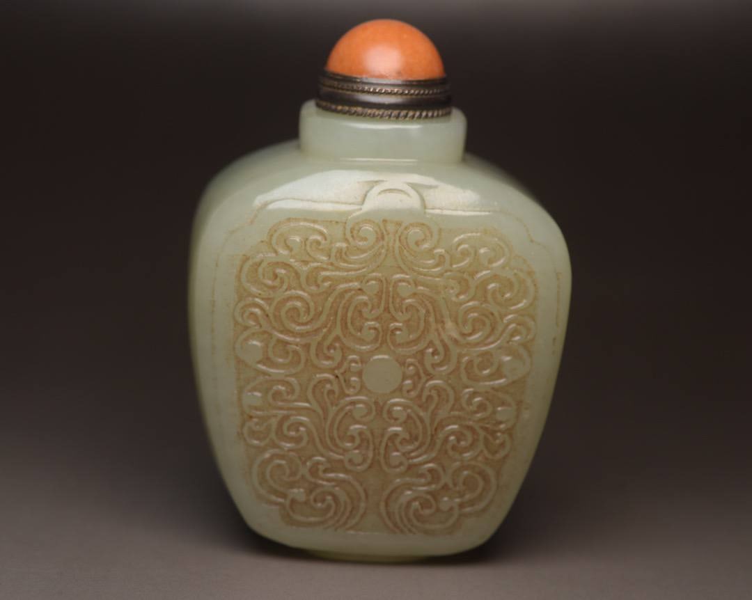 Hetian Jade Snuff Bottle: Hetian Jade Snuff BottleDimensions: 6.2×4.3×2.9 cm, Weight: 120 grams.