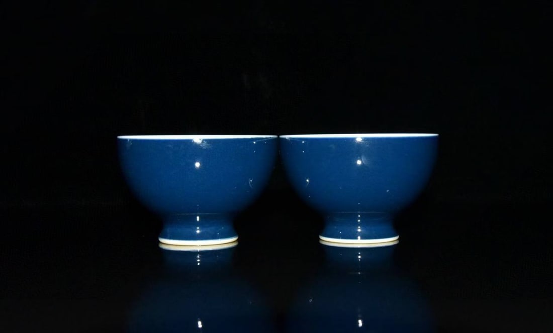 A pair of Qing Dynasty Qianlong period blue and white porcelain cups: A pair of Qing Dynasty Qianlong period blue and white porcelain cups with floral designs 5.2 x 7.9 cm