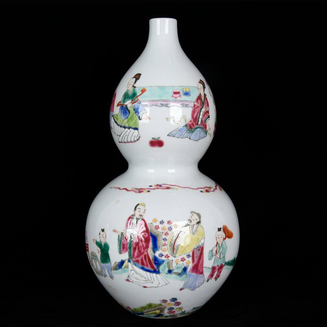 A Qing Dynasty Yongzheng period famille rose gourd-shaped vase with figure and story design: A Qing Dynasty Yongzheng period famille rose gourd-shaped vase with figure and story design. Height: 35cm, Diameter: 20cm.