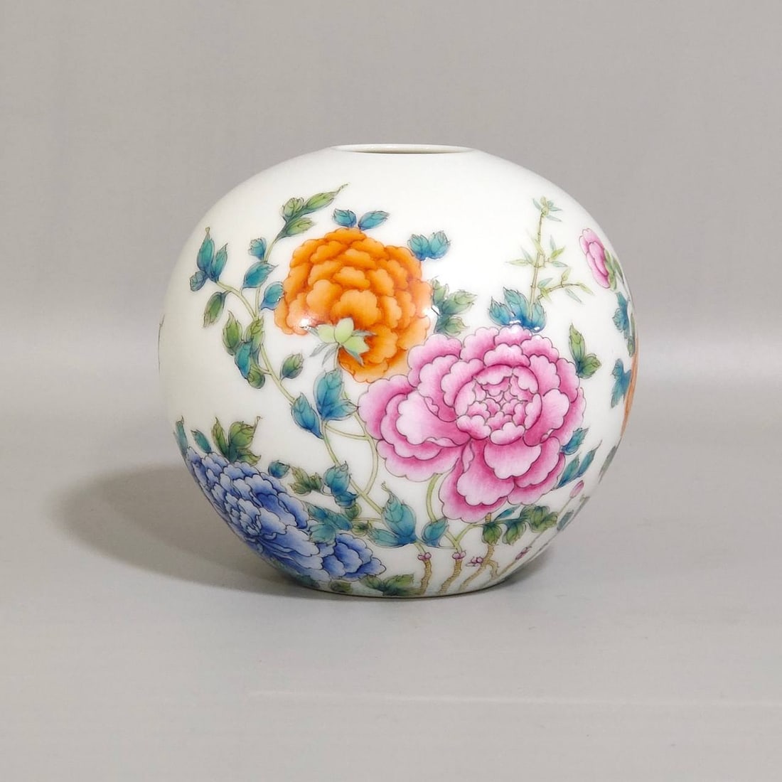 A thin-walled water dropper with peony flowers, made by Jingyuantang (1 of 7)
