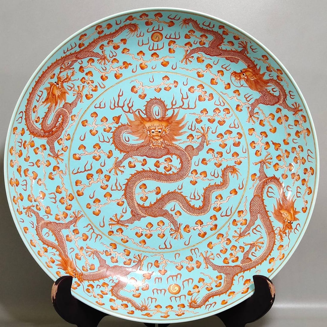 A Qing Dynasty Chuxiu Palace turquoise and red five-dragon plate: A Qing Dynasty Chuxiu Palace turquoise and red five-dragon plate, 8 cm high, 40.5 cm in diameter.