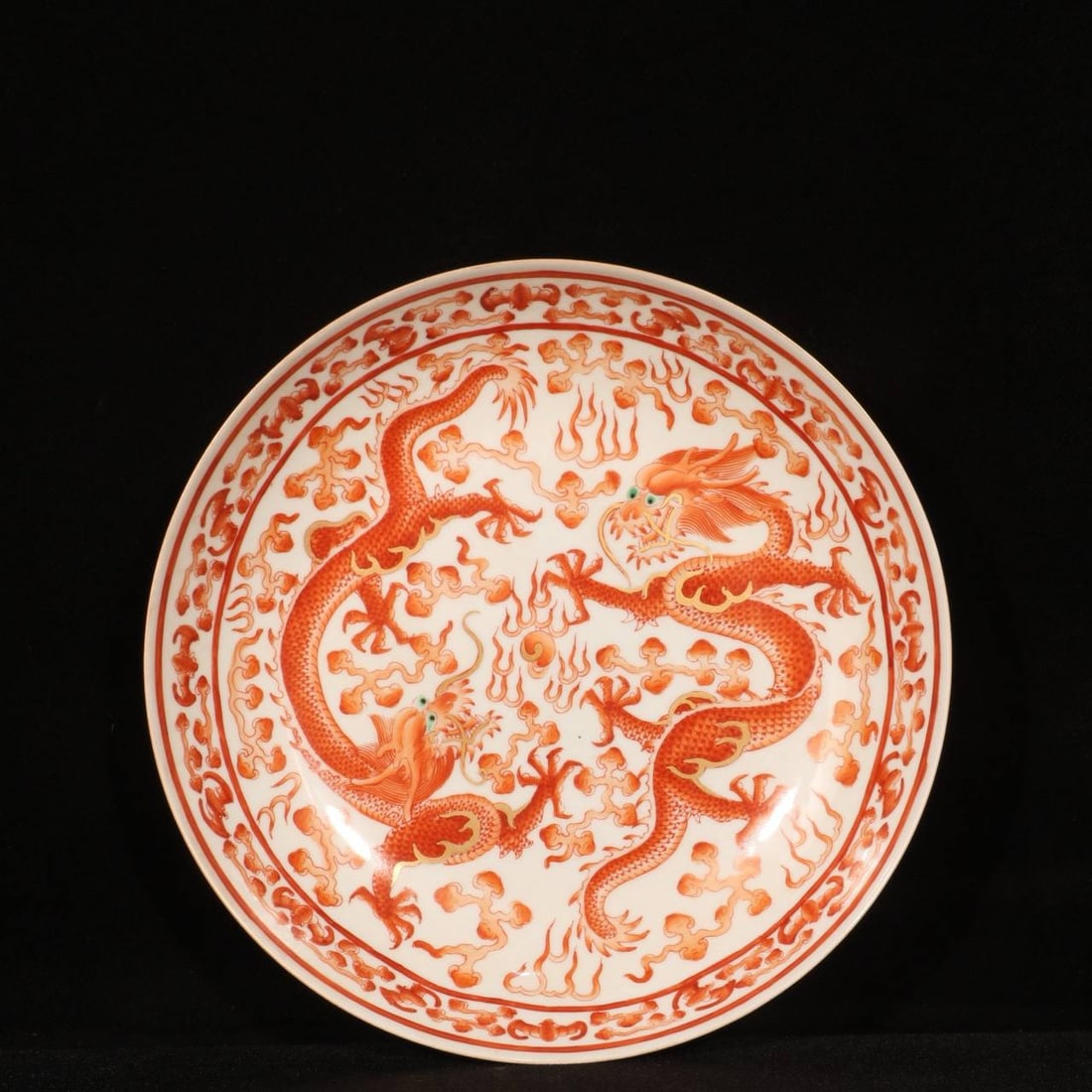 A Qing Dynasty Qianlong period iron-red double dragon design plate (1 of 7)