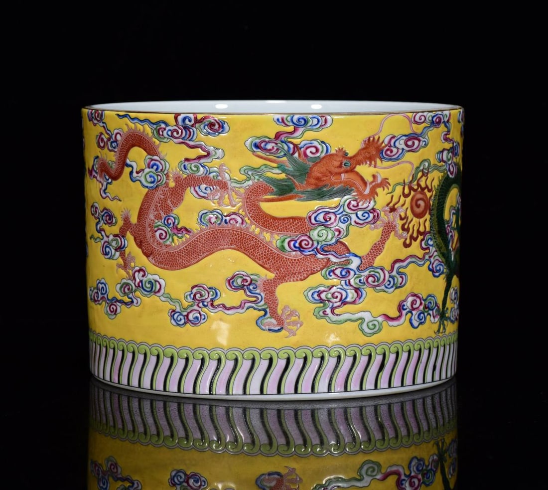 famille rose dragon-patterned brush pot from the Qianlong period of the Qing dynasty.: A 14*19 cm famille rose dragon-patterned brush pot from the Qianlong period of the Qing dynasty.