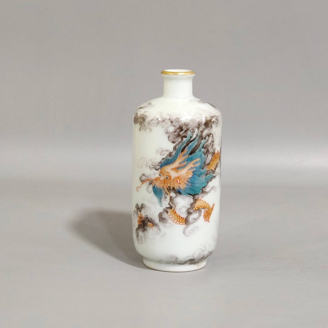 A Qing Dynasty Qianlong period ink-painted snuff bottle with dragon design: A Qing Dynasty Qianlong period ink-painted snuff bottle with dragon design, 8.5 cm high and 4 cm in diameter.