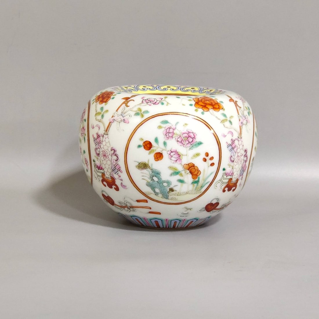 A flower-shaped apple-shaped washer with a window design, made by Shendetang: A flower-shaped apple-shaped washer with a window design, made by Shendetang, 7.7 cm high and 9.5 cm in diameter.