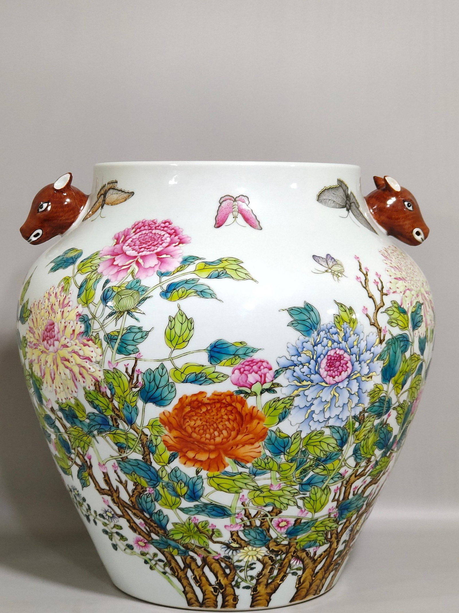 A Qing Dynasty Yongzheng period peony-patterned dog-head jar: A Qing Dynasty Yongzheng period peony-patterned dog-head jar, 26.5 cm high and 27.3 cm in diameter.