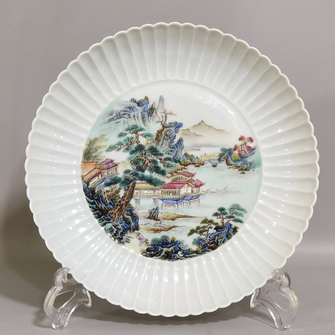 A landscape and chrysanthemum plate from the Yongzheng period of the Qing Dynasty: A landscape and chrysanthemum plate from the Yongzheng period of the Qing Dynasty, 3.5 cm high and 20.5 cm in diameter.