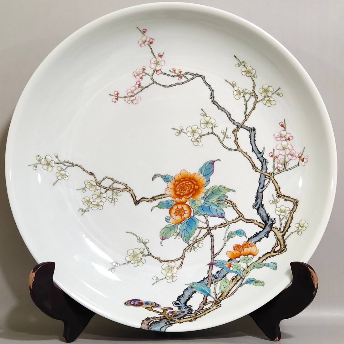 A plum blossom plate from the Yongzheng period of the Qing Dynasty: A plum blossom plate from the Yongzheng period of the Qing Dynasty, 6 cm high and 35 cm in diameter.