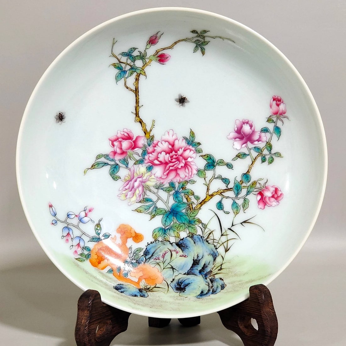 A lemon-yellow glazed floral dish from the Yongzheng period of the Qing dynasty: A lemon-yellow glazed floral dish from the Yongzheng period of the Qing dynasty, 3.3 cm high and 15.1 cm in diameter.