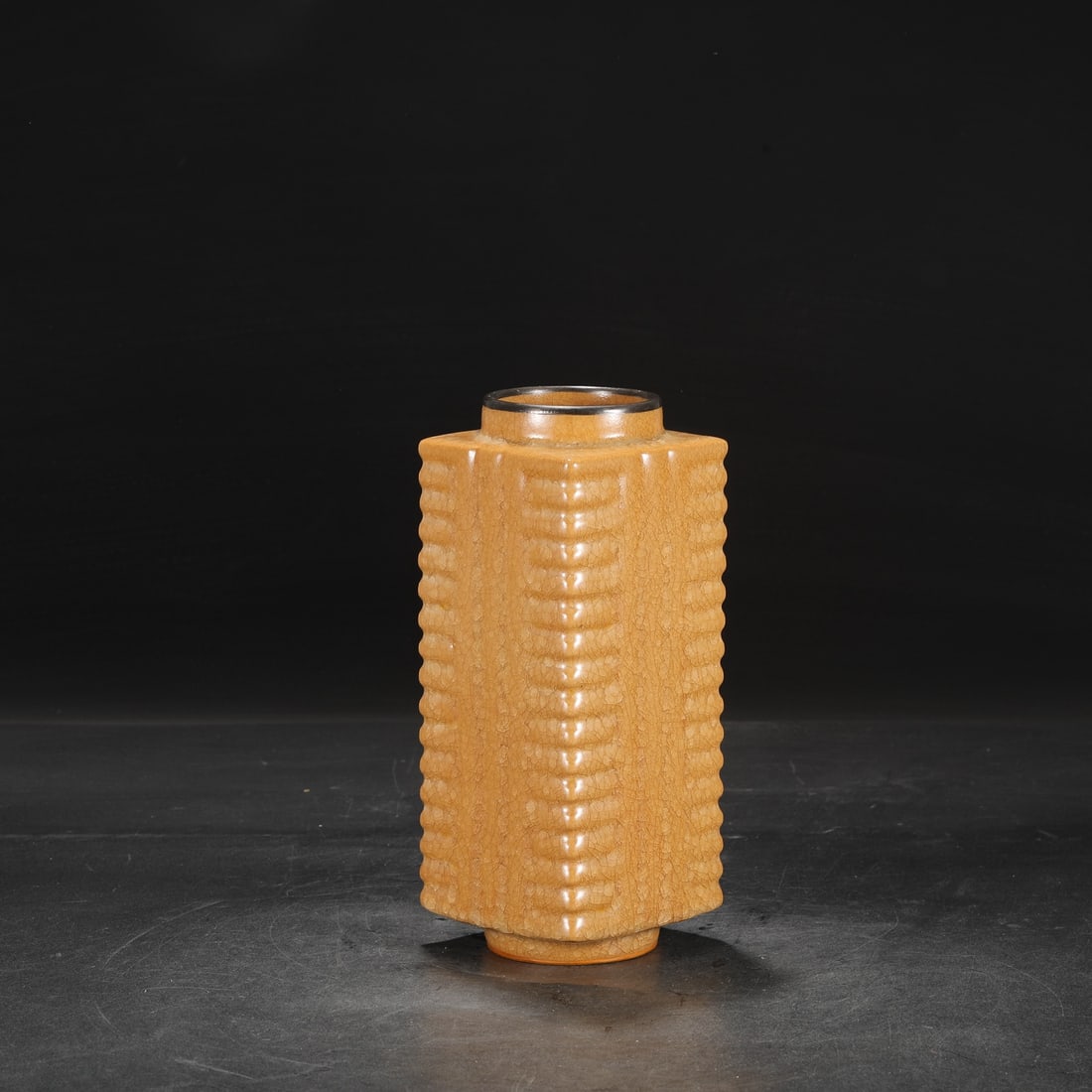 A Southern Song Dynasty official kiln porcelain vase with a beige glaze, ice-crack pattern, and (1 of 7)