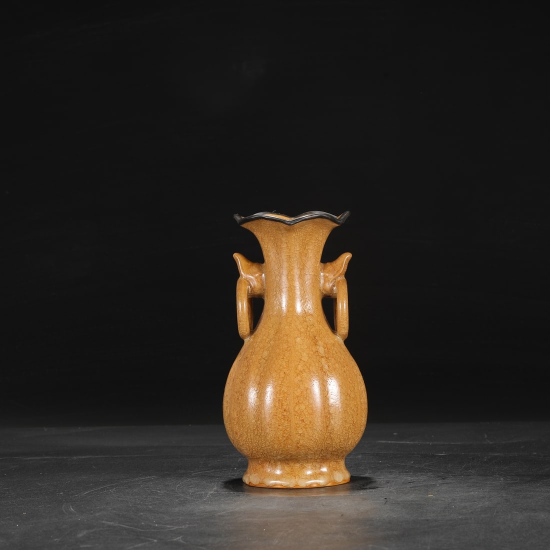 A Southern Song Dynasty official kiln melon-shaped vase with a beige glaze, ice-crack pattern, and: Dimensions: Height 23 cm, Mouth Diameter 10 cm, Belly Diameter 12 cm.