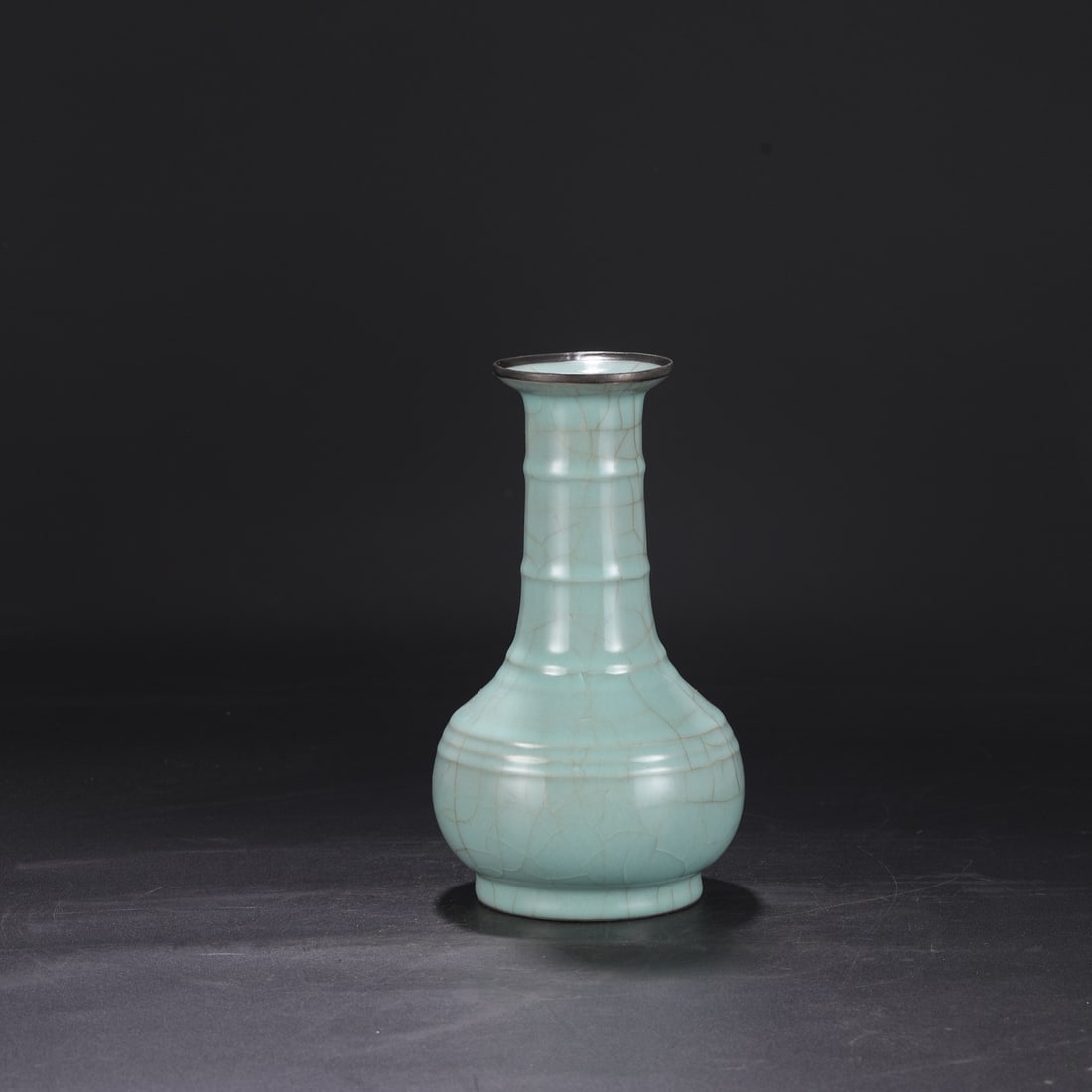 A Southern Song Dynasty official kiln celadon vase with a silver rim, used in the imperial court, (1 of 7)