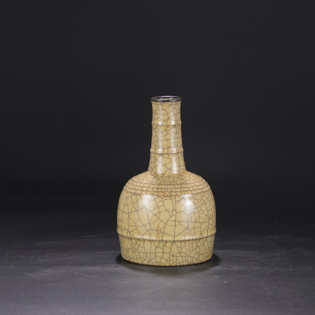 A large Northern Song Dynasty Ge ware vase with a beige glaze and silver rim, used in the imperial: Dimensions: Height 26.5 cm, Mouth diameter 5 cm, Belly diameter 15 cm.