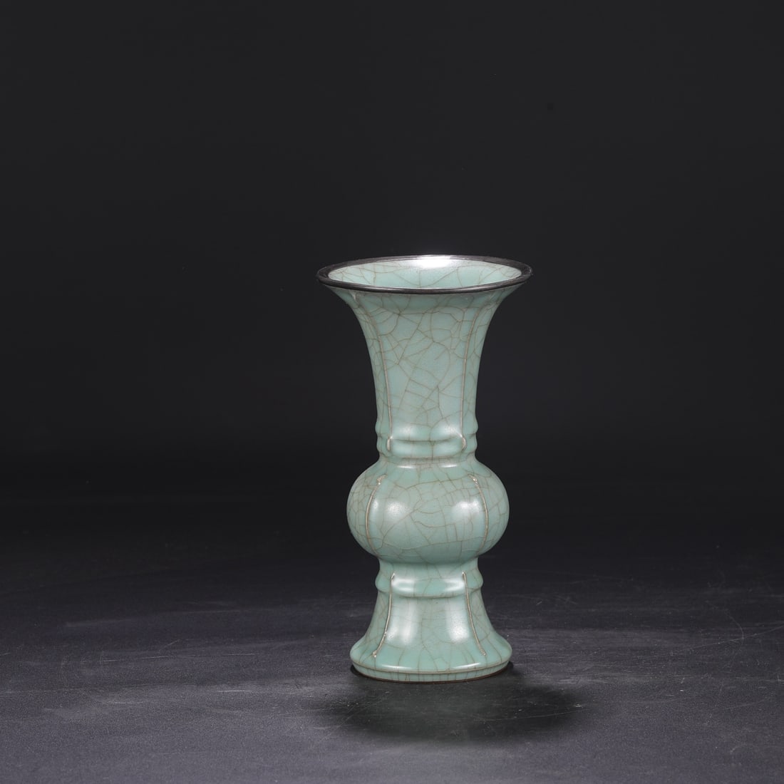 A Southern Song Dynasty official kiln celadon glaze with a silver rim, used in the imperial court, (1 of 6)