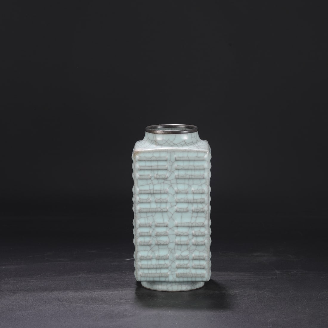 A Southern Song Dynasty official kiln celadon vase with a silver rim, used in the imperial court and (1 of 8)