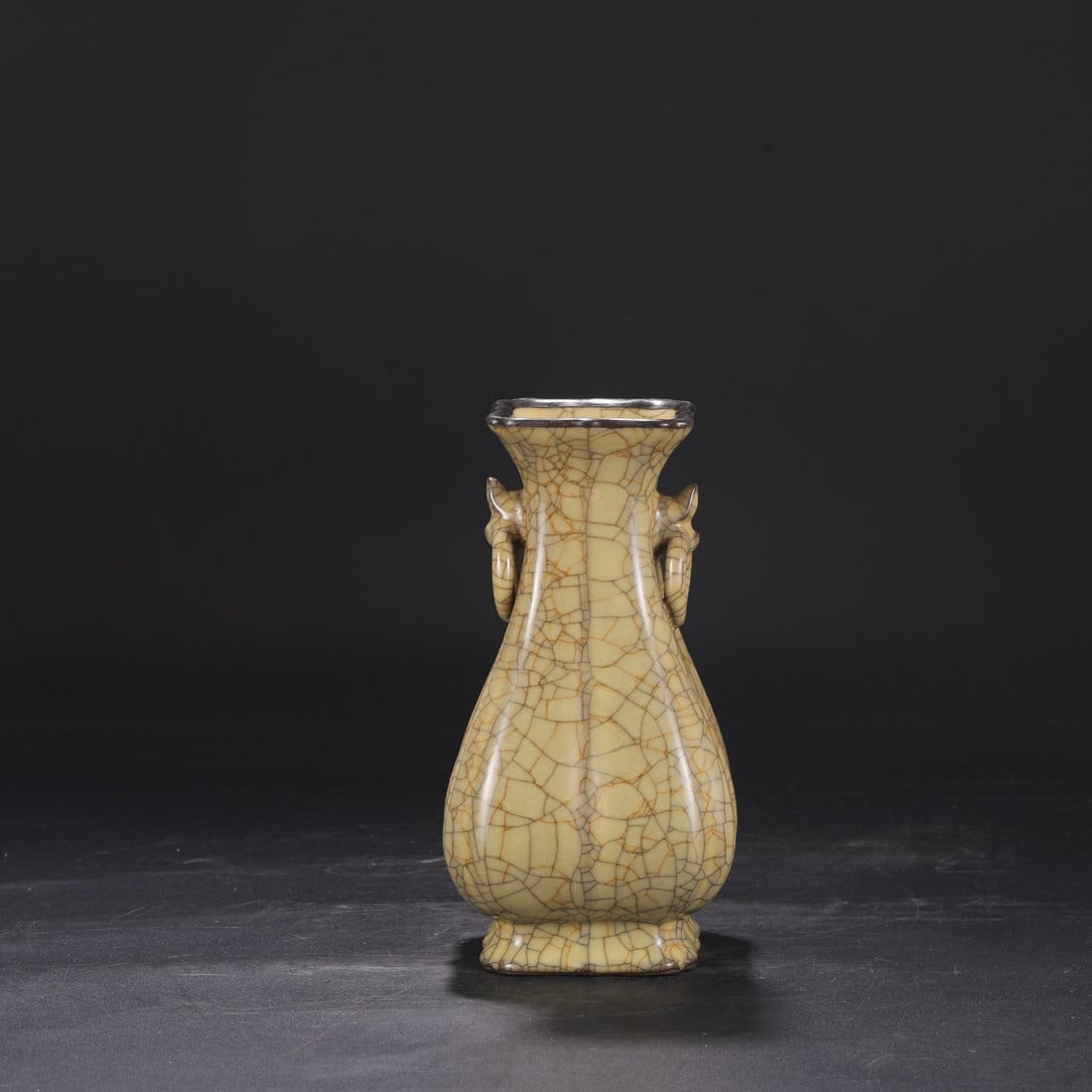 A Northern Song Dynasty Ge ware melon-shaped vase with a beige glaze and silver rim, formerly in the: Dimensions: Height 23 cm, Mouth diameter 8 cm, Belly diameter 12 cm.