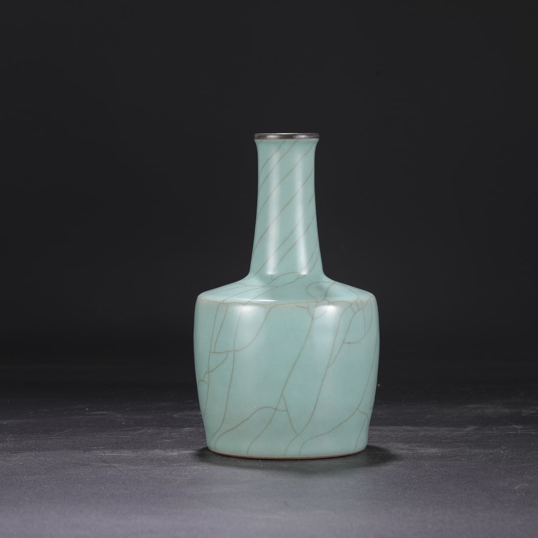 A Southern Song Dynasty official kiln celadon vase with a silver rim, used in the imperial court, (1 of 7)