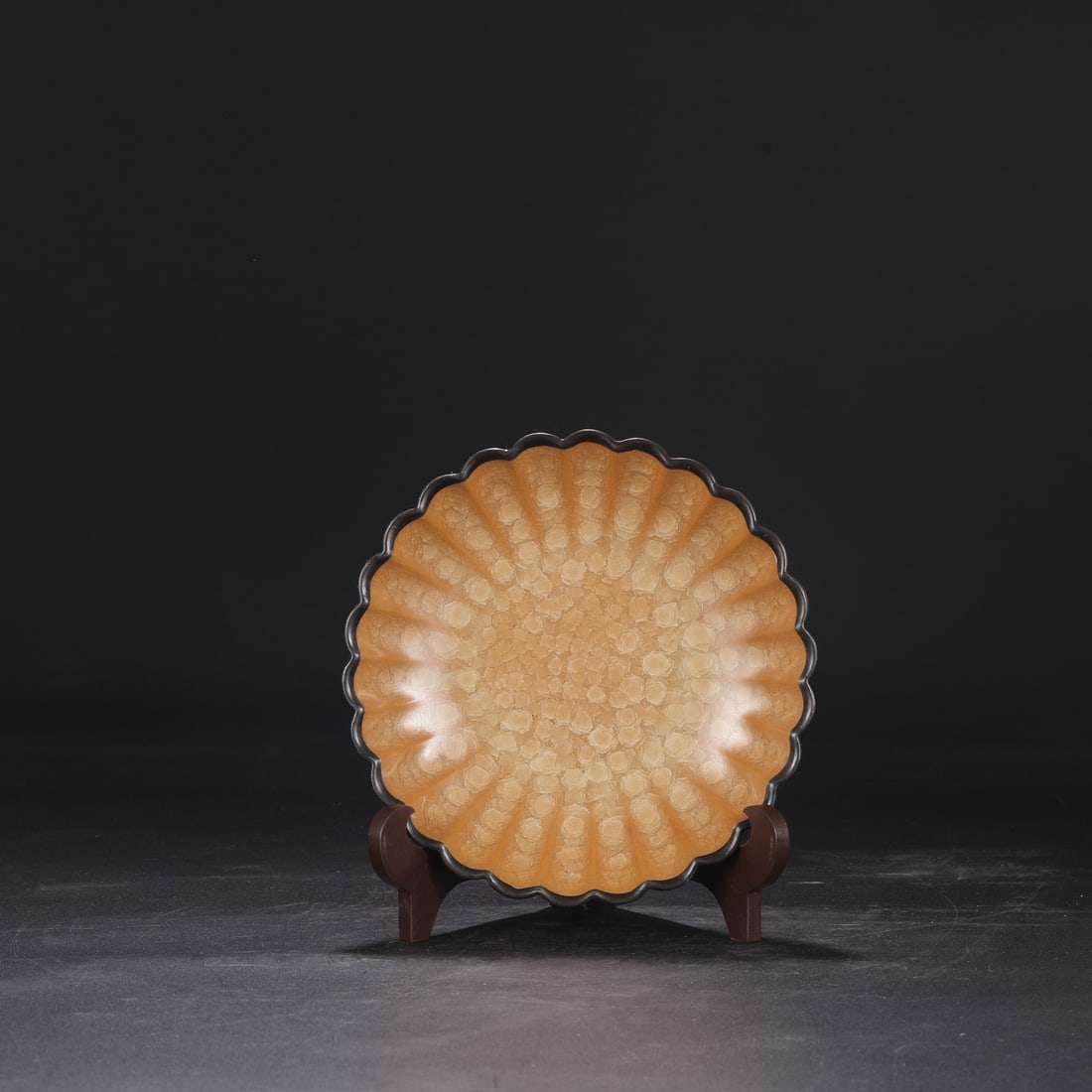 A large Southern Song Dynasty official kiln melon-shaped dish with a beige glaze, ice-crack pattern,: Dimensions: Height 5.5 cm, Diameter 20 cm.